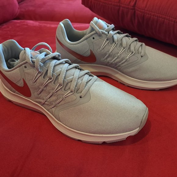 Women's Nike Run Swift running shoe, Wolf Grey/Metallic Red Bronze, 9.5 M - Picture 2 of 9